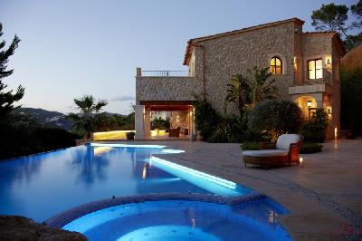 Spacious natural stone villa with sea views