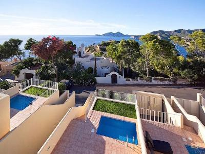 Terraced house with private pool and sea views