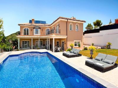 Luxury villa close to the golf & marina