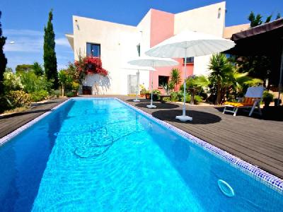Modern corner villa with 13m long Pool