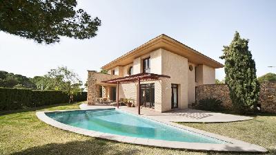 Award winning architectural villa in classical style close to golf