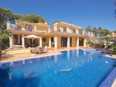 Spacious luxury villa with sea views