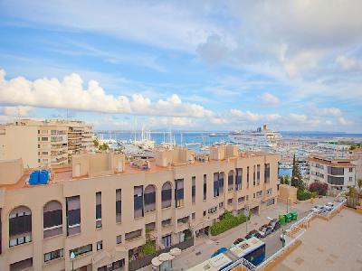 Modern apartment with harbor views in Palma