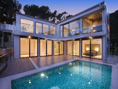 Modern luxury villa with stunning views of the bay of Palma