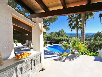 Renovated villa with beautiful views of the golf and the sea