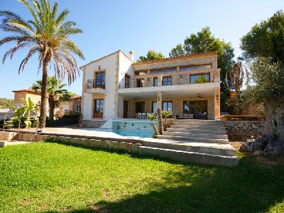 High quality villa with sea views